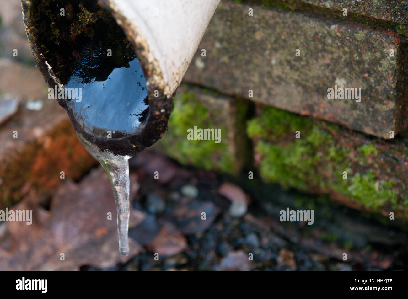 eingefrorene Wasserleitung mit Eis im winter Stockfoto