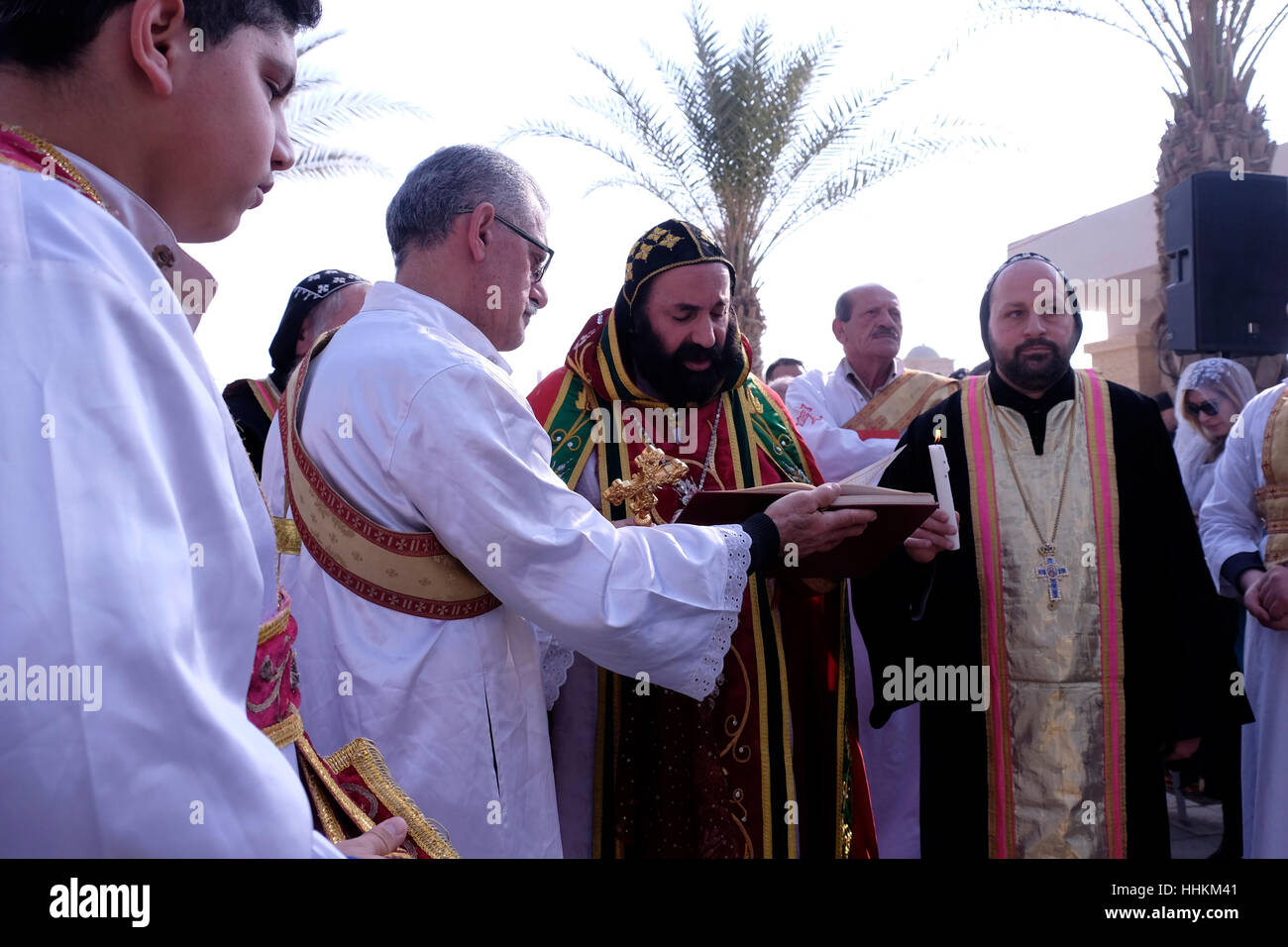 Syrisch-orthodoxen Erzbischof von Jerusalem, Mor Severius Malke Mourad führt eine Prozession während der traditionellen syrischen Epiphanie Zeremonie an der taufstelle Qasr el Yahud auch Kasser oder Qasser al Jehud der offizielle Name des westlichen Teils der traditionellen Ort der Taufe Jesu durch Johannes den Täufer im Jordan Tal Region der West Bank Israel Stockfoto