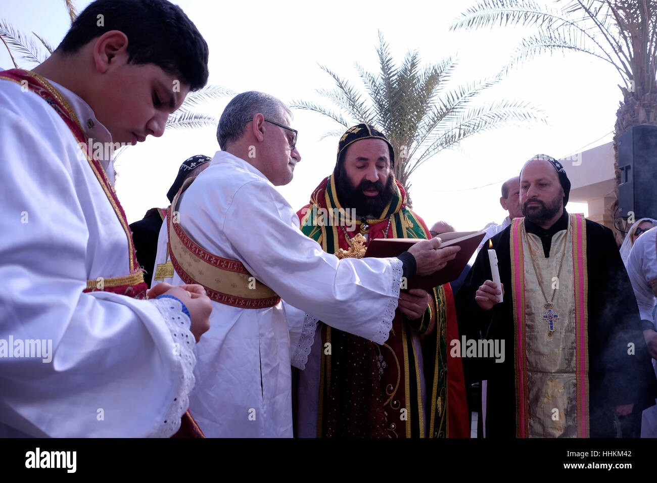 Syrisch-orthodoxen Erzbischof von Jerusalem, Mor Severius Malke Mourad führt eine Prozession während der traditionellen syrischen Epiphanie Zeremonie an der taufstelle Qasr el Yahud auch Kasser oder Qasser al Jehud der offizielle Name des westlichen Teils der traditionellen Ort der Taufe Jesu durch Johannes den Täufer im Jordan Tal Region der West Bank Israel Stockfoto