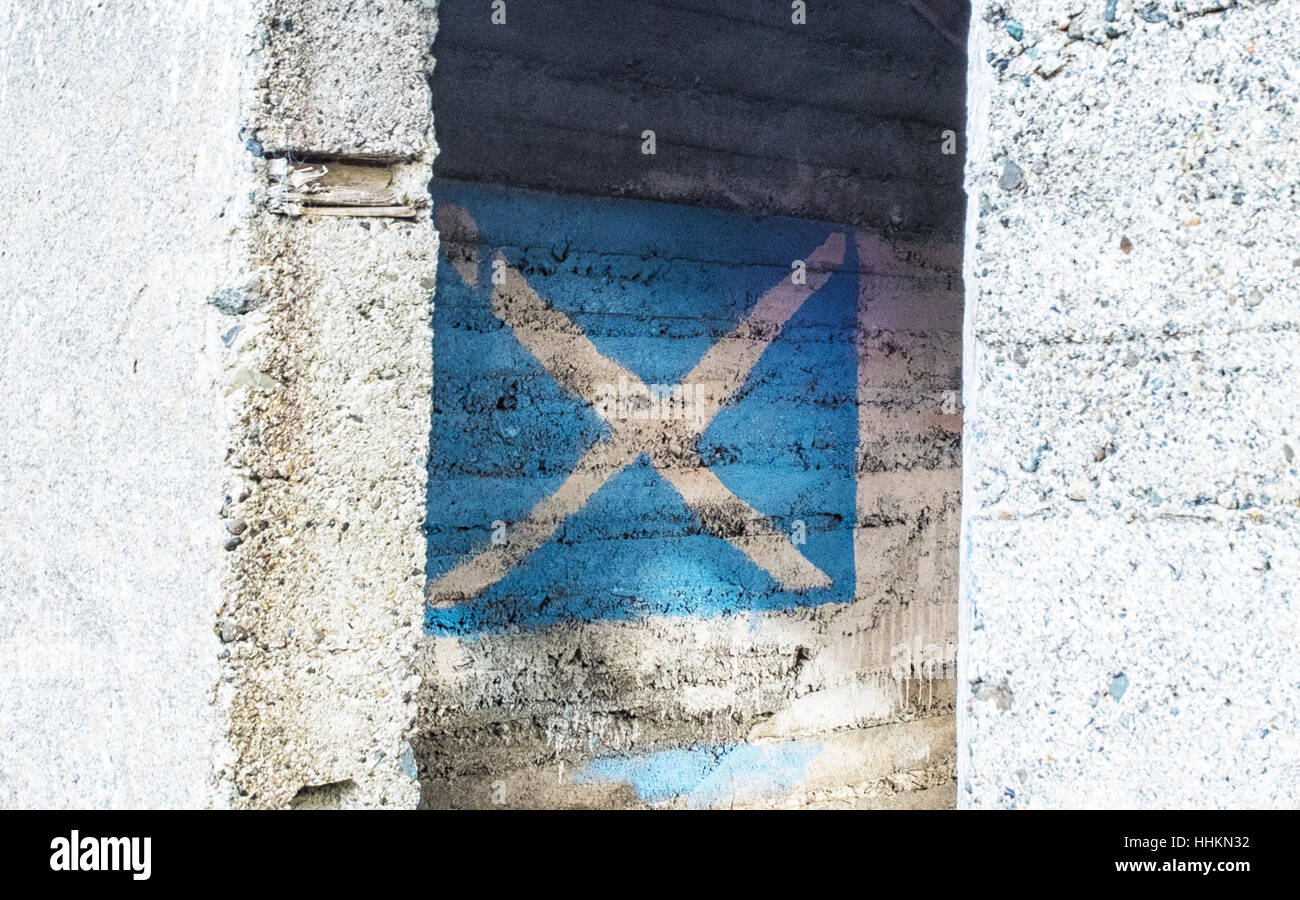 Blick in alte verlassene Betonbau mit schottischen Flagge von St. Andrews Kreuz an Wand gemalt Stockfoto