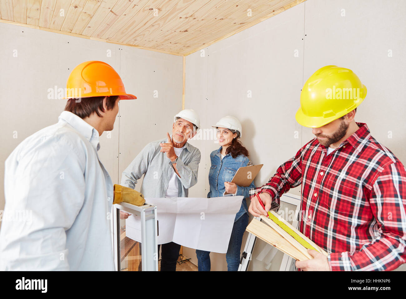 Architekten arbeiten an Haus-Sanierung und Planung als Team mit Handwerkern Stockfoto