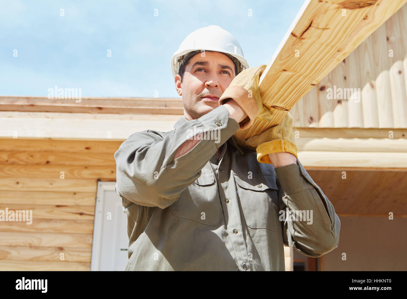 Arbeiterin mit Holz in Baustelle Stockfoto