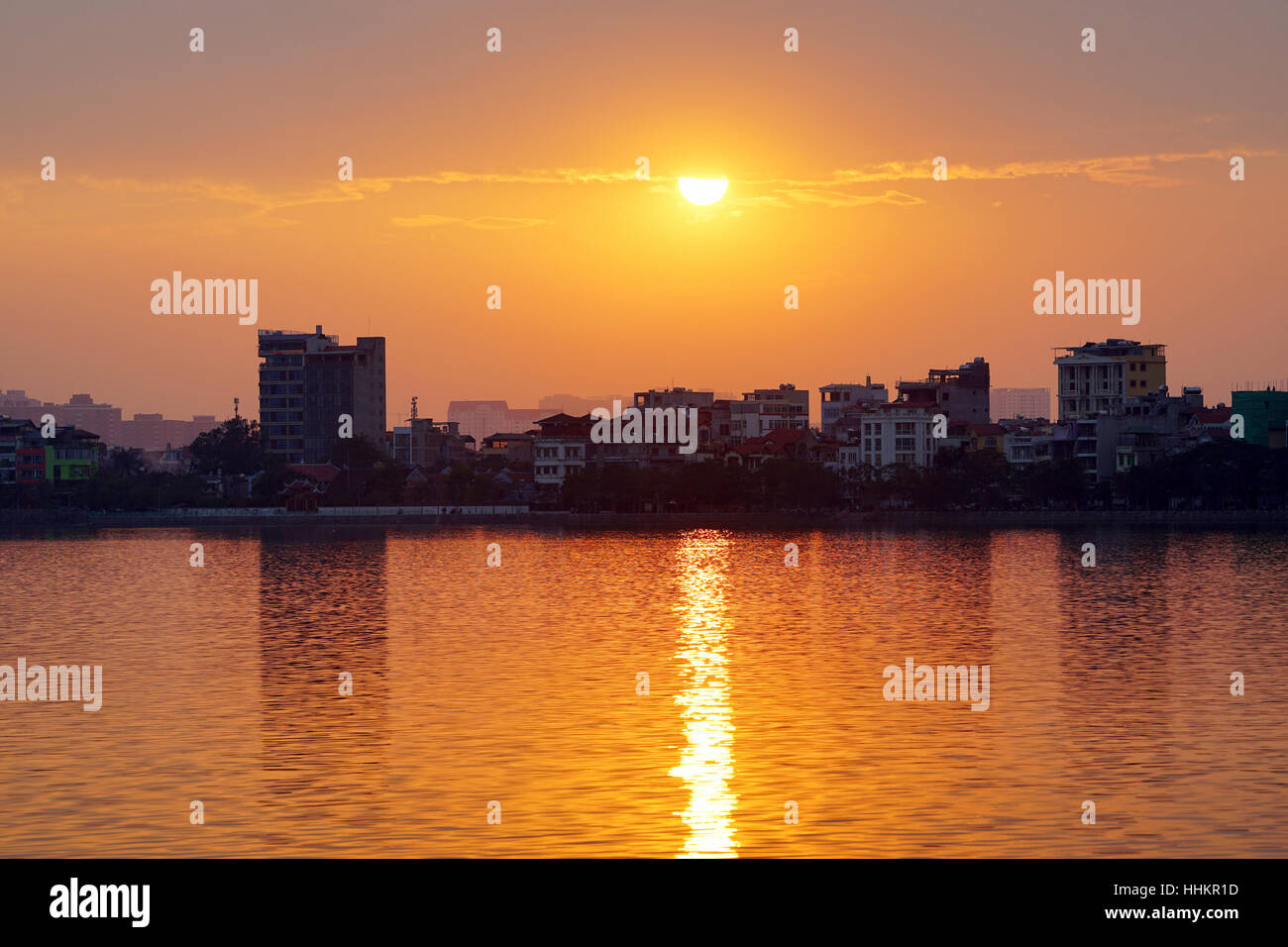 Sonnenuntergang am Westsee (Ho Tay), Hanoi, Vietnam Stockfoto