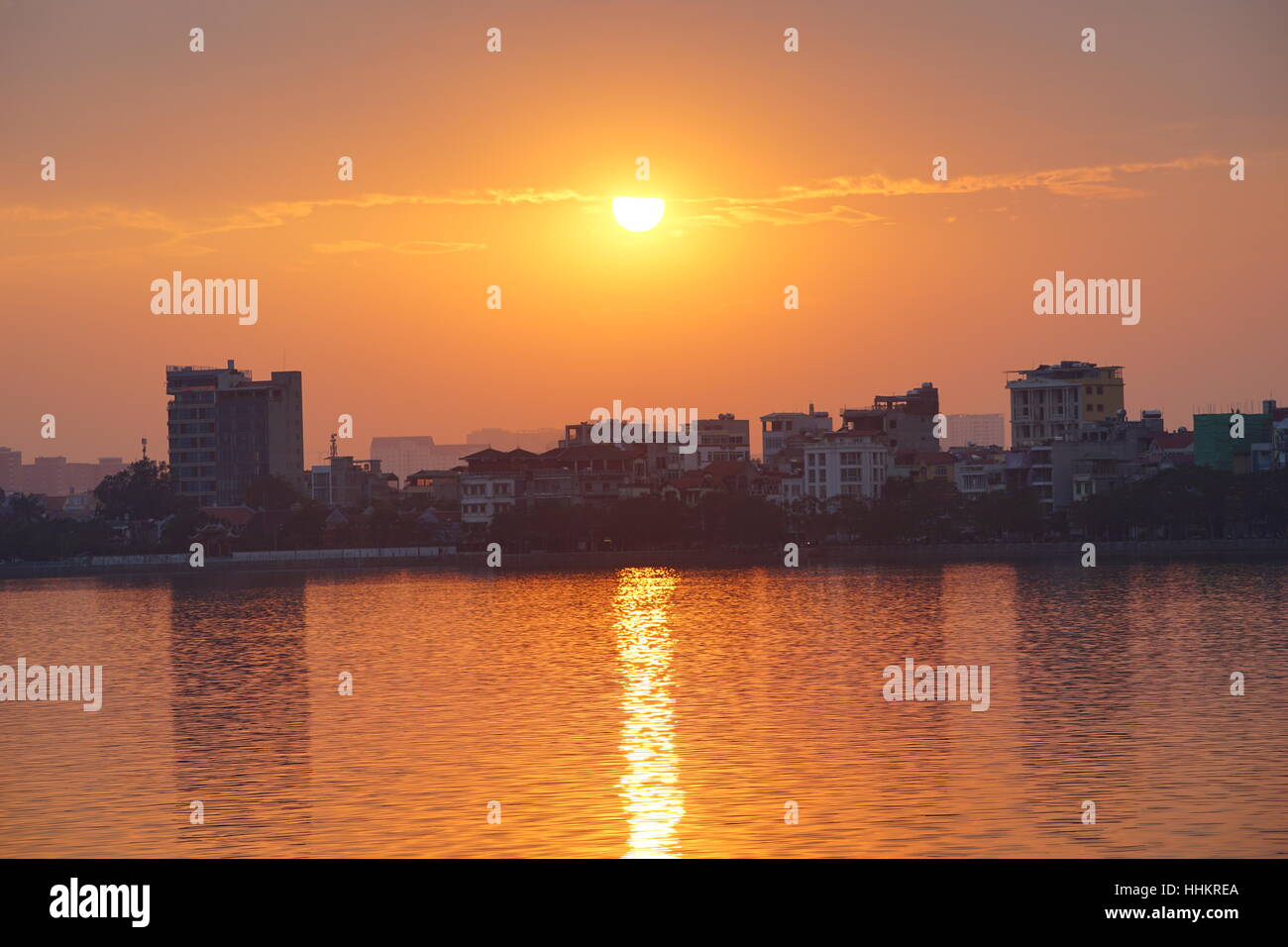 Sonnenuntergang am Westsee (Ho Tay), Hanoi, Vietnam Stockfoto