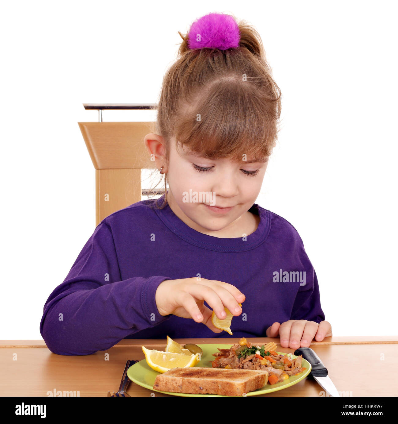 hungrige kleine Mädchen und gesundes Frühstück Stockfoto