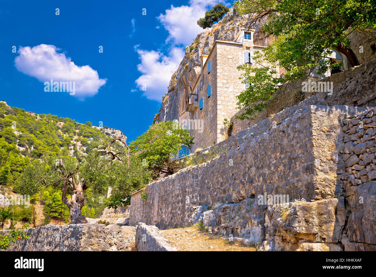 Pustinja Blaca Wüste Einsiedelei auf der Insel Brac, Dorf auf Klippen in Dalmatien, Kroatien Stockfoto