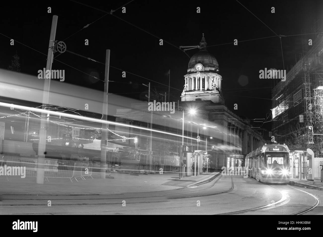 Straßenbahnen in Nottingham Marktplatz bei Nacht Stockfoto