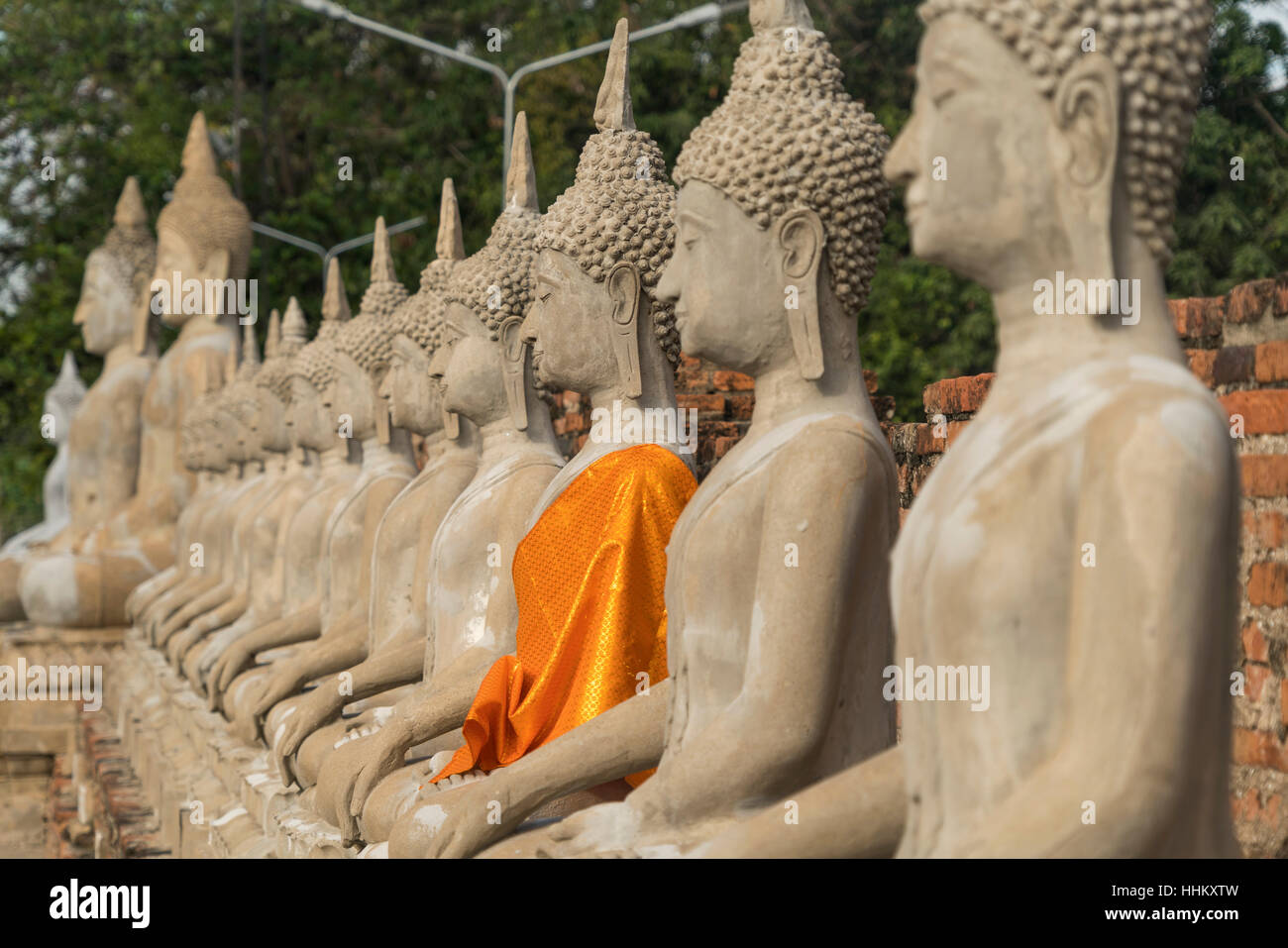 Reihe von Buddhastatuen im Wat Yai Chai Mongkons, Ayutthaya Historical Park, Thailand, Asien Stockfoto