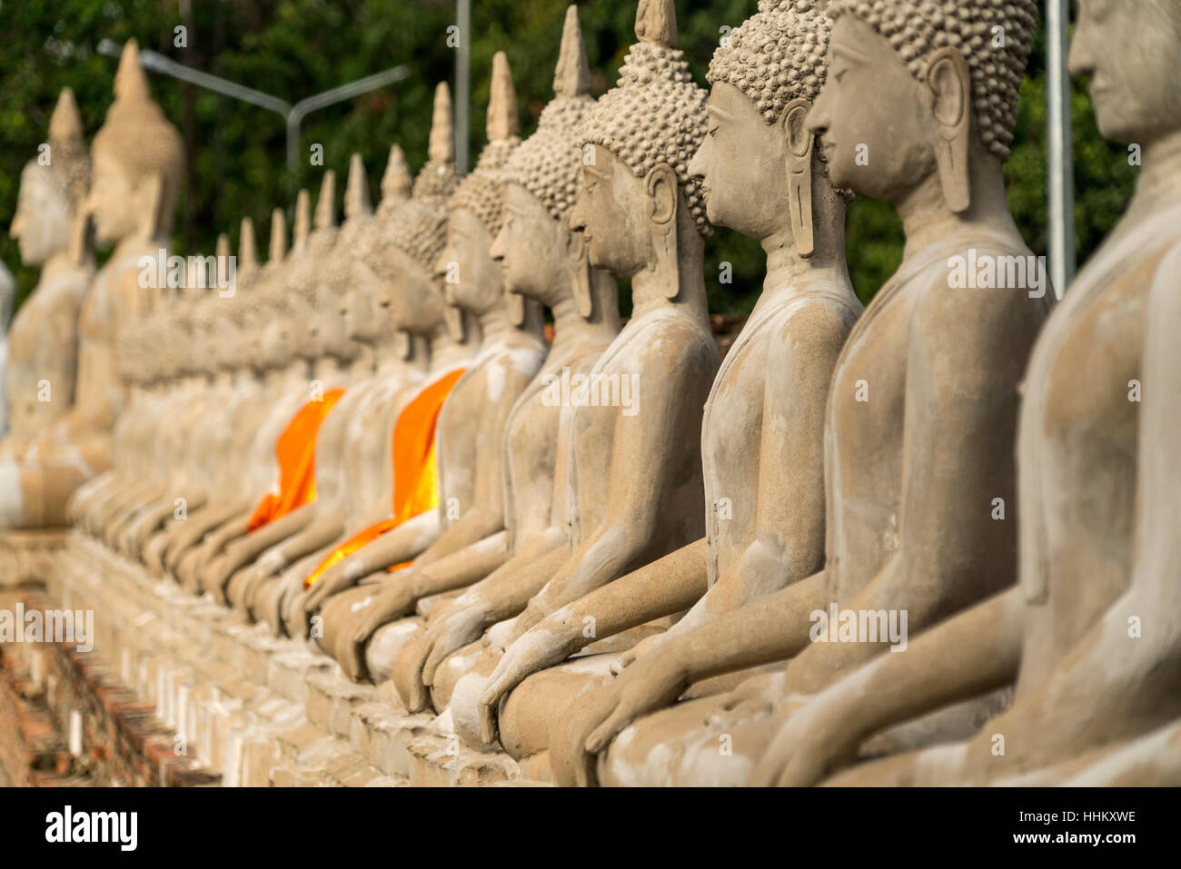 Reihe von Buddhastatuen im Wat Yai Chai Mongkons, Ayutthaya Historical Park, Thailand, Asien Stockfoto