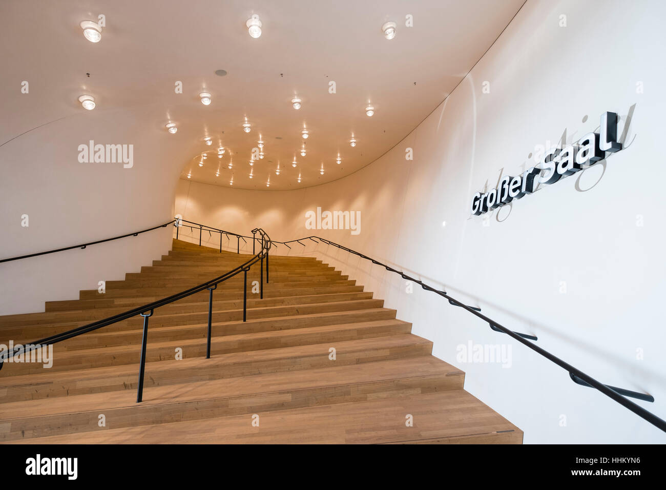 Elbphilharmonie, Hamburg, Deutschland; Innentreppe zum Konzertsaal im neuen Opernhaus in Hamburg, Deutschland. Stockfoto