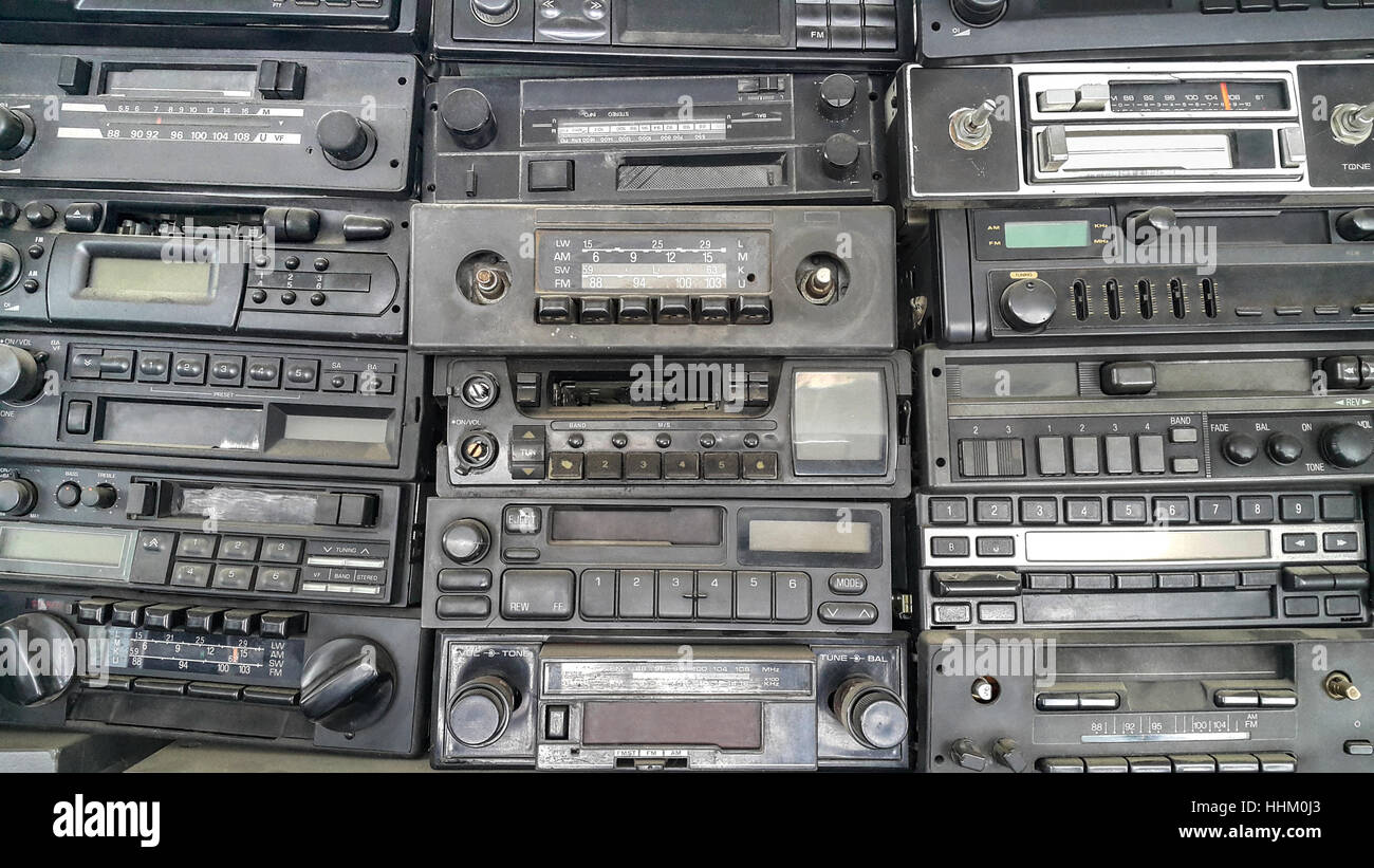 Alt, Autoradios Kassette übereinander gestapelt in den Regalen im Fahrdienst. Stockfoto