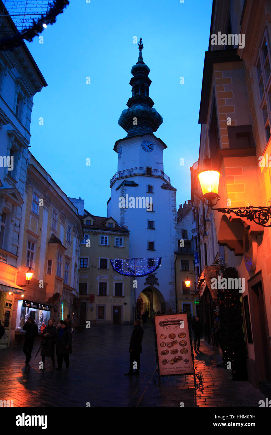 Michalska Straße mit Michaelis-Tor-Turm am Abend, Bratislava, Slowakei Europa Stockfoto