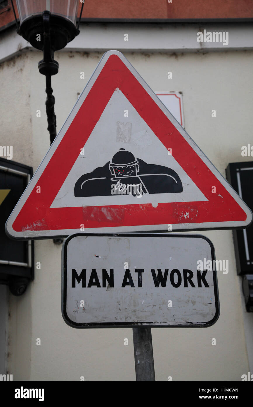 Schild am Skulptur CUMIL (Mann bei der Arbeit), Bratislava, Slowakei, Europa Stockfoto