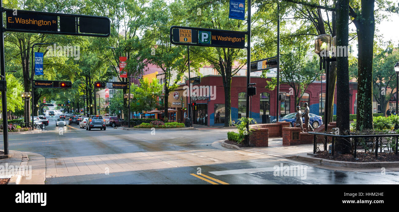 Bäumen gesäumte Hauptstraße in der schönen Innenstadt von Greenville, South Carolina, USA. Stockfoto