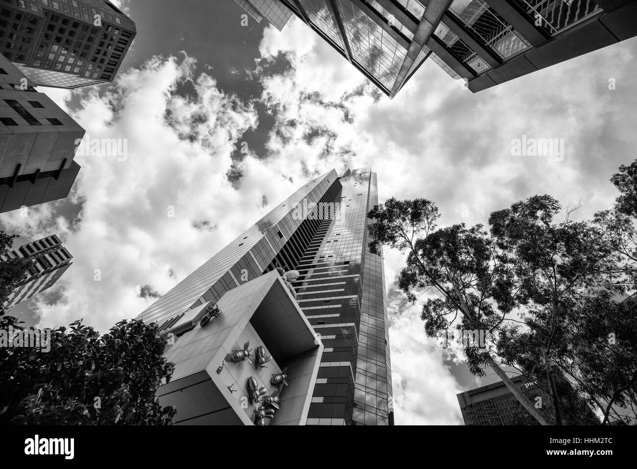 Betrachten der Eureka Tower und Königin Bienenvolk auf der Southbank der CBD Melbourne, Victoria, Australien Stockfoto