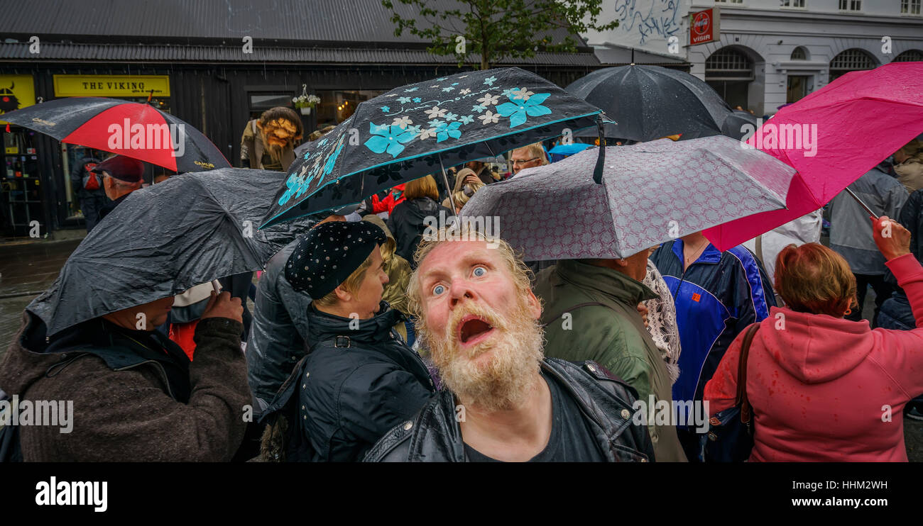 Mann mit seltsamer Ausdruck. Kulturfestival, bekannt als Menningarnott, regnerischen Tag, Reykjavik, Island. Stockfoto