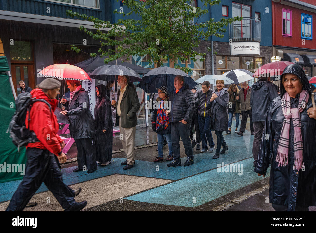 Massen zu Fuß Innenstadt an regnerischen Tag. Kulturfestival, bekannt als Menningarnott, Reykjavik, Island. Stockfoto