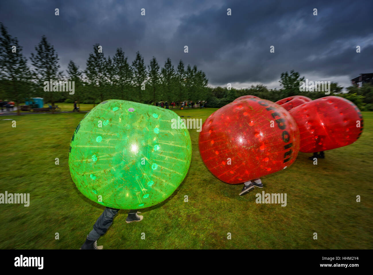 Leute, die Spaß im aufblasbaren Blase Kugeln, Reykjavik, Island Stockfoto