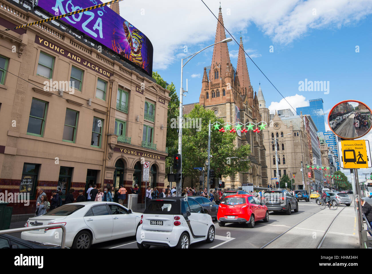 Kreuzung der Swanston Street und Flinders Street in der Innenstadt von Melbourne, Victoria, Australien Stockfoto