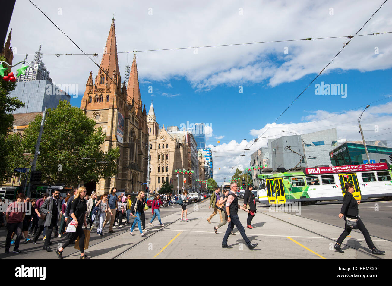 Menschen beim Überqueren der Straße an der Kreuzung der Swanston Street und Flinders Street in die Innenstadt von Melbourne in Australien Stockfoto