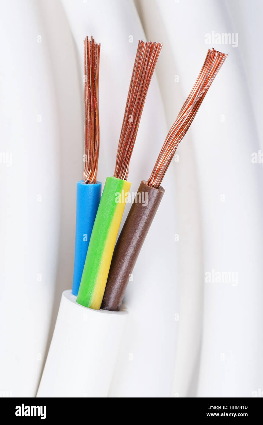 Stromkabel hautnah. IEC-standard Farb-Code. Querschnitt mit Kabelmantel, Kabelisolierung. Stockfoto