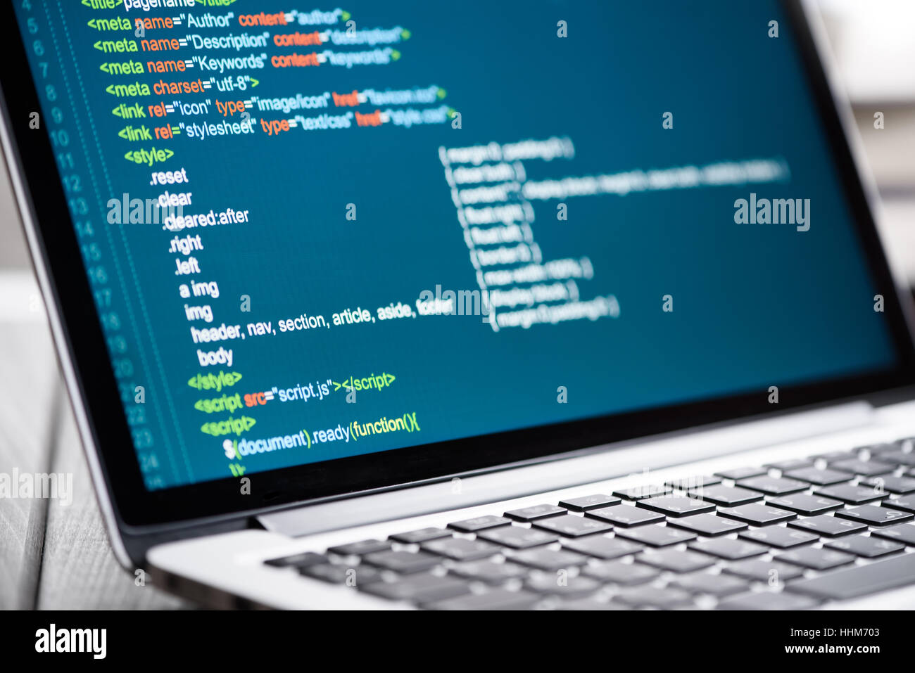 HTML-Code auf dem Laptopbildschirm. Web-Design-Konzept. Stockfoto