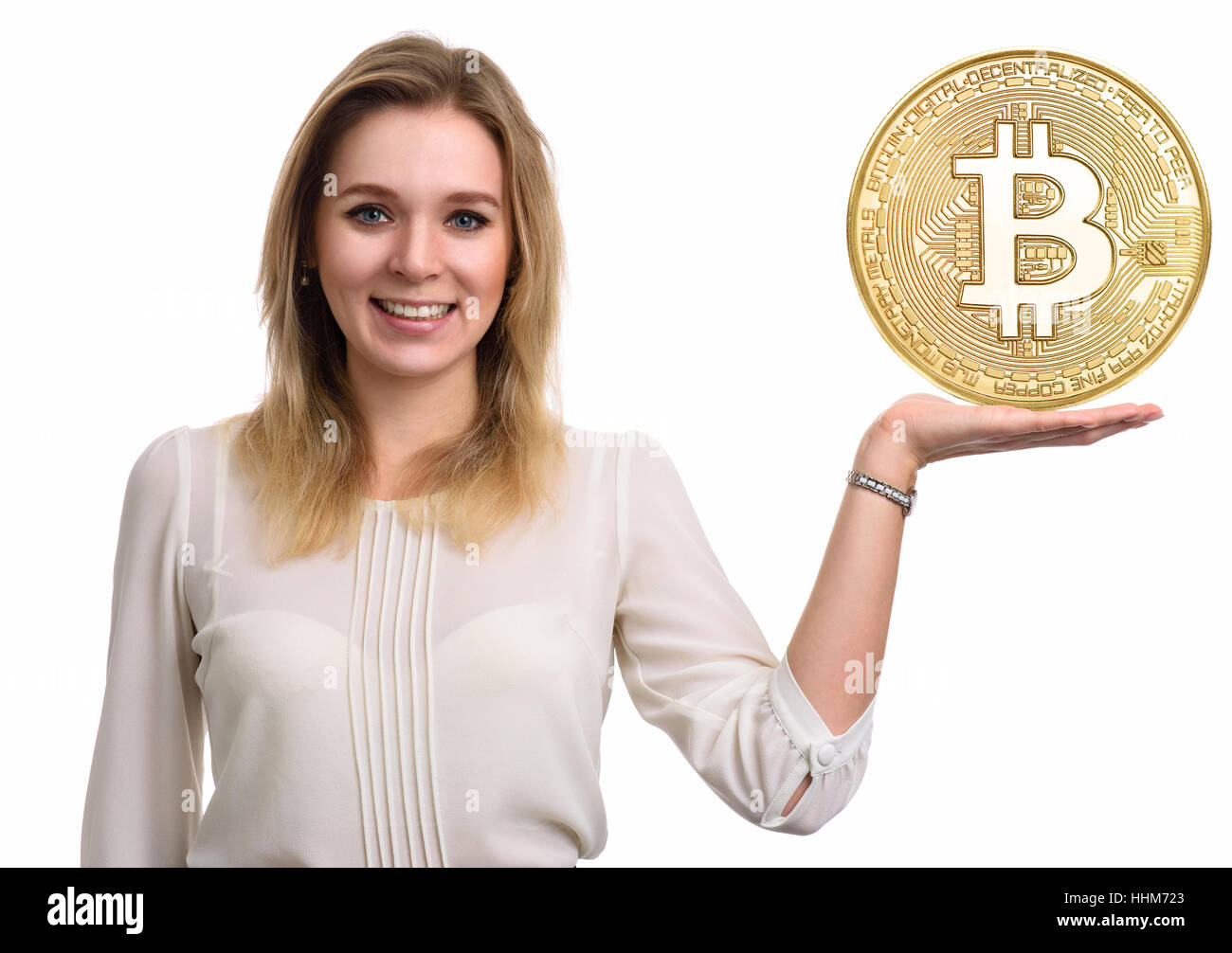 Schöne Frau, die goldenen Bitcoin Münzen. Virtuelles Geld-Konzept. Kryptowährung Stockfoto
