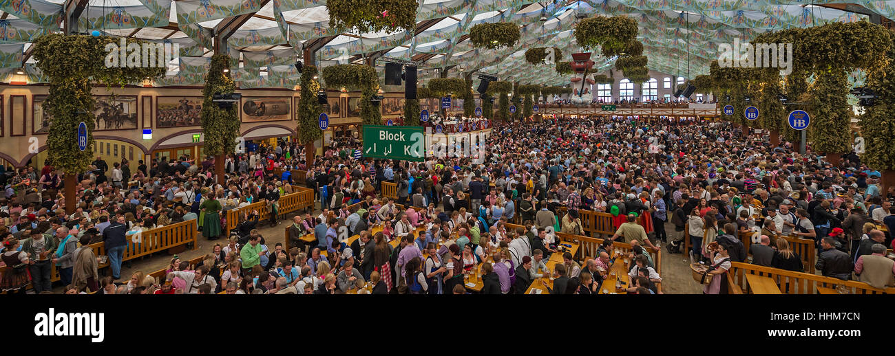 das Bierzelt am Oktoberfest hb Stockfoto