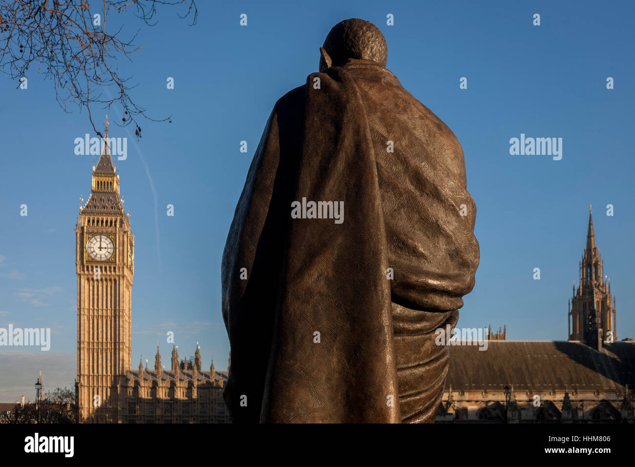 Das Denkmal für indische Führer Mahatma Gandhi mit den britischen Houses of Parliament im Hintergrund, am 18. Januar 2017, Parliament Square, London England. Mohandas Karamchand Gandhi war der überragende Führer der indischen Unabhängigkeitsbewegung im britisch beherrschten Indien. Stockfoto