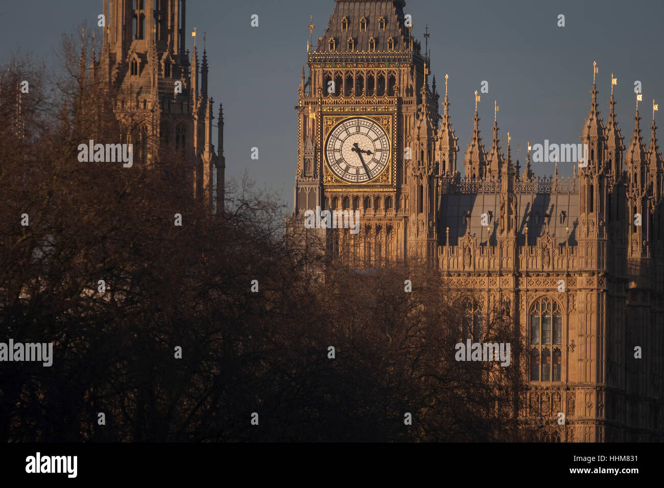 Die britische Houses of Parliament, Sitz der britischen Regierung, am 17. Januar 2017, in London England. Elizabeth Tower (vorher der Clock Tower genannt) benannt zu Ehren von Königin Elizabeth II in ihr diamantenes Jubiläum-Jahr-wuchs als Teil der Charles Barrys Design für einen neuen Palast des alten Palace of Westminster wurde weitgehend zerstört durch einen Brand in der Nacht des 16. Oktober 1834. Das neue Parlament wurde im Neo-gotischen Stil erbaut. Obwohl Barry Chefarchitekt des Palastes war, wandte er sich an Augustus Pugin für die Gestaltung der Clock Tower... (Mehr in Beschreibung). Stockfoto