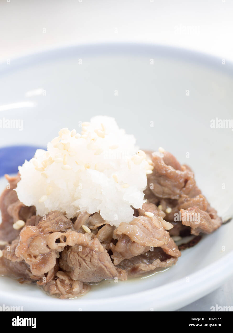 Japanische Küche, Rindfleisch mit geriebener japanischer Rettich in die Schüssel geschnitten Stockfoto