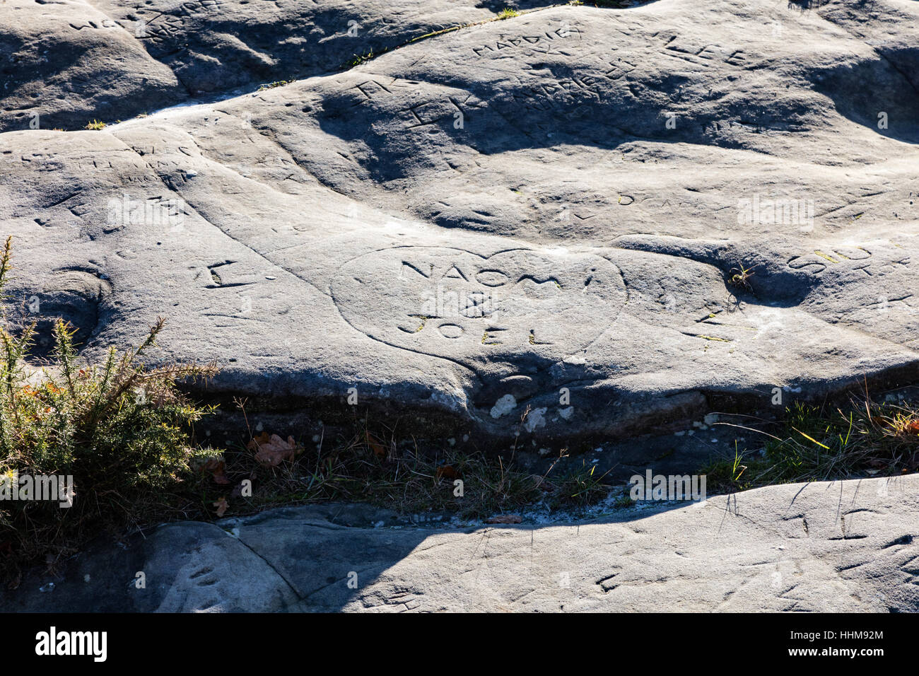 Herzen und Initialen geschnitzt in den Felsen von Wellington, Royal Tunbridge Wells, Kent, England, UK Stockfoto