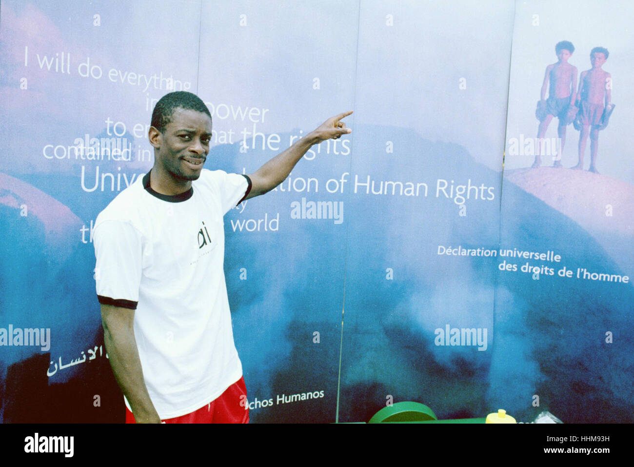 Charlton Athletic Keith Jones Unterzeichnung der Allgemeinen Erklärung der Menschenrechte im Jahr 1998 Stockfoto
