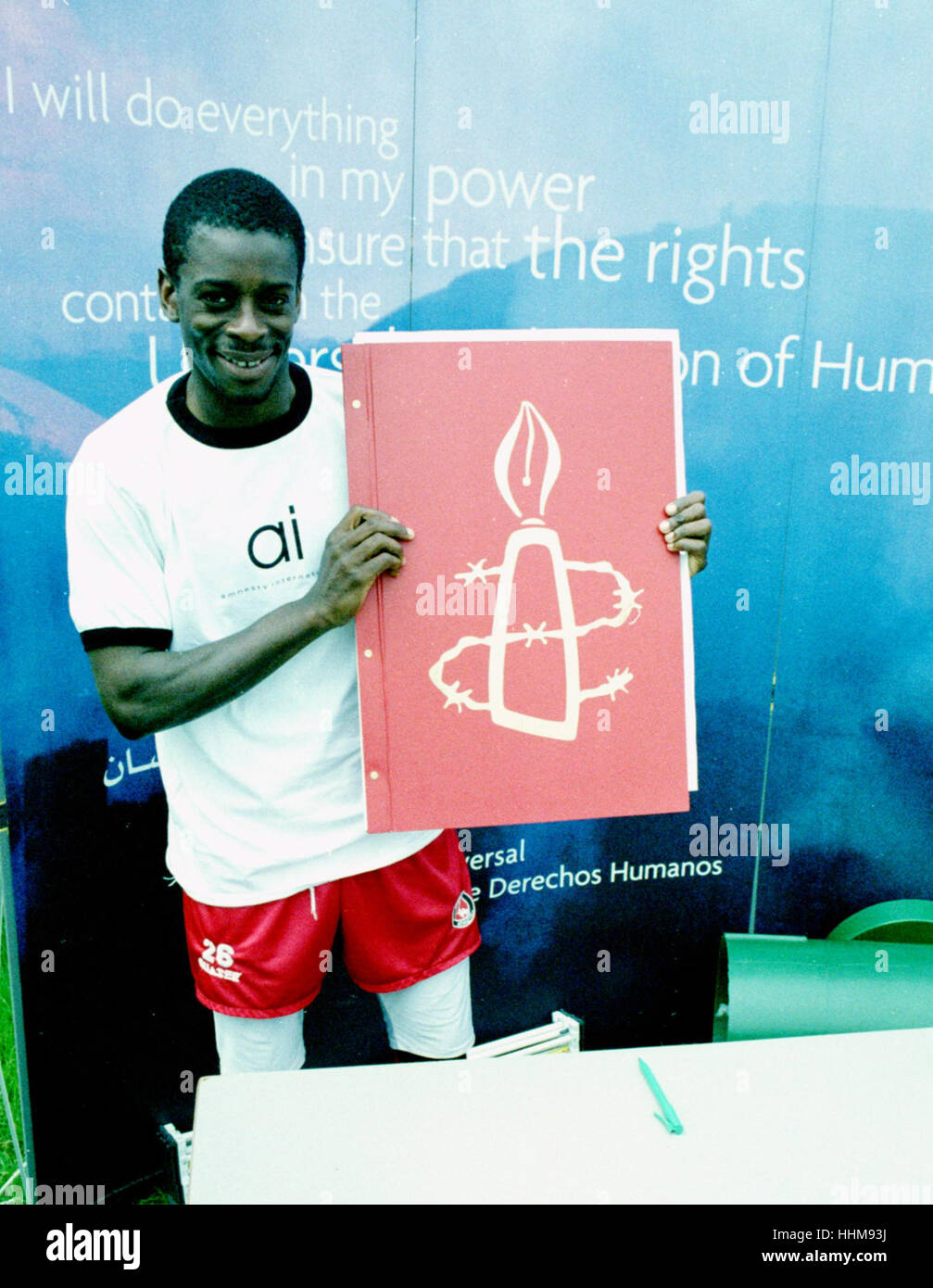 Charlton Athletic Keith Jones Unterzeichnung der Allgemeinen Erklärung der Menschenrechte im Jahr 1998 Stockfoto