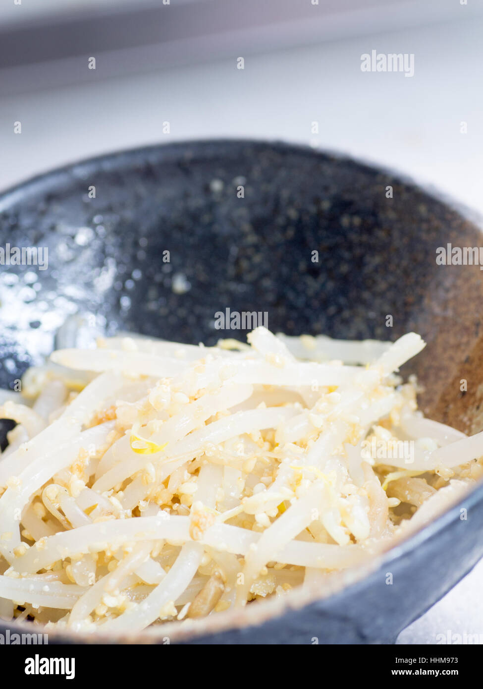 Japanische Küche, Bean Sprout in der Schale gekocht Stockfoto