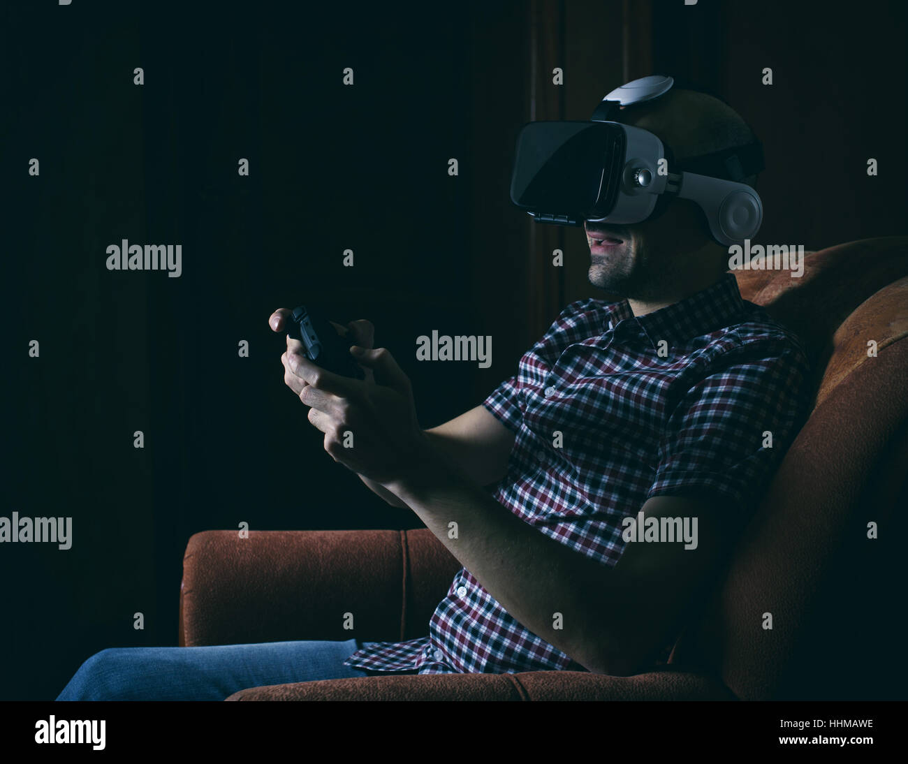 Mann mit Videospielen virtual-Reality-Brille tragen oder Filme Stockfoto