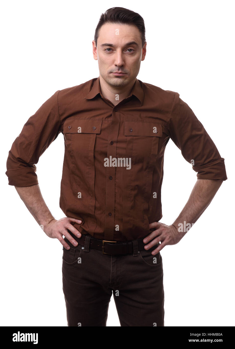 Ernster Mann mit der Hand auf den Hüften isoliert auf weißem Hintergrund Stockfoto