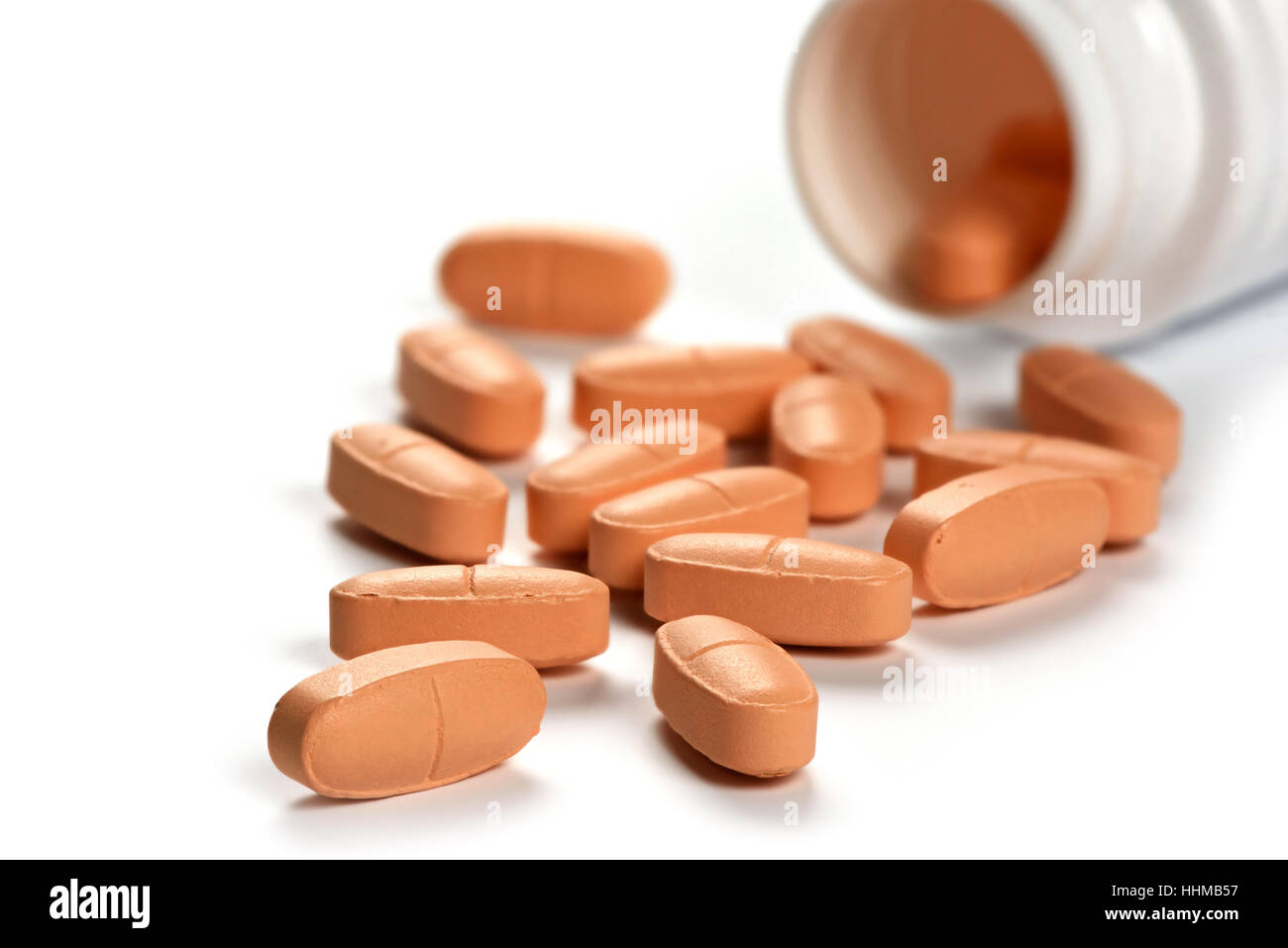 Pillen und medizinische Flasche isoliert auf weißem Hintergrund. Stockfoto