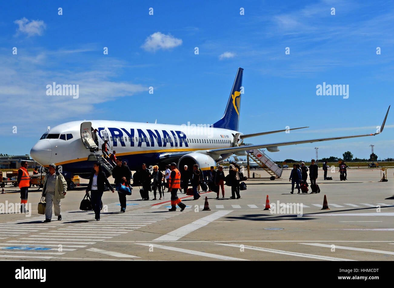 Touristen, die Ryanair-Flugzeug am internationalen Flughafen von Porto Portugal verlassen Stockfoto