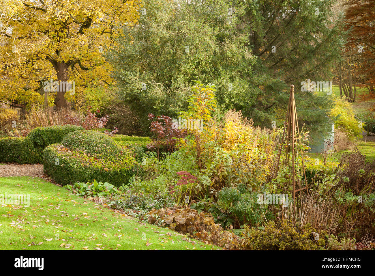 Fawley Haus Garten. November 2016. Abgestufte 2,5 Hektar großen Garten mit Rasenflächen, altem Baumbestand, formale Absicherung, Stream und Kies Wege. Stockfoto