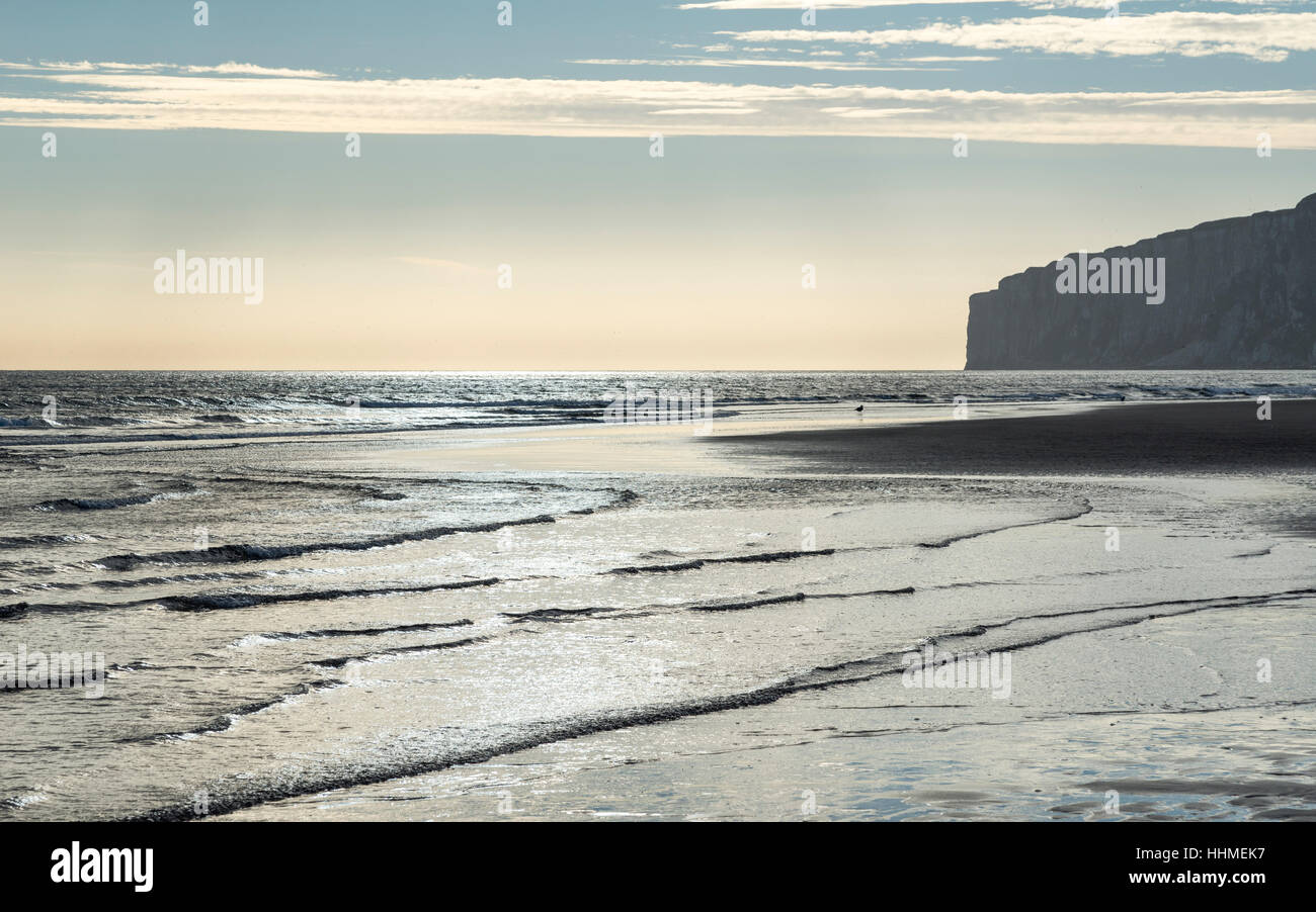 Morgensonne auf sanften Wellen an Filey Bucht an der Nordostküste Englands. North Yorkshire Küste. Stockfoto