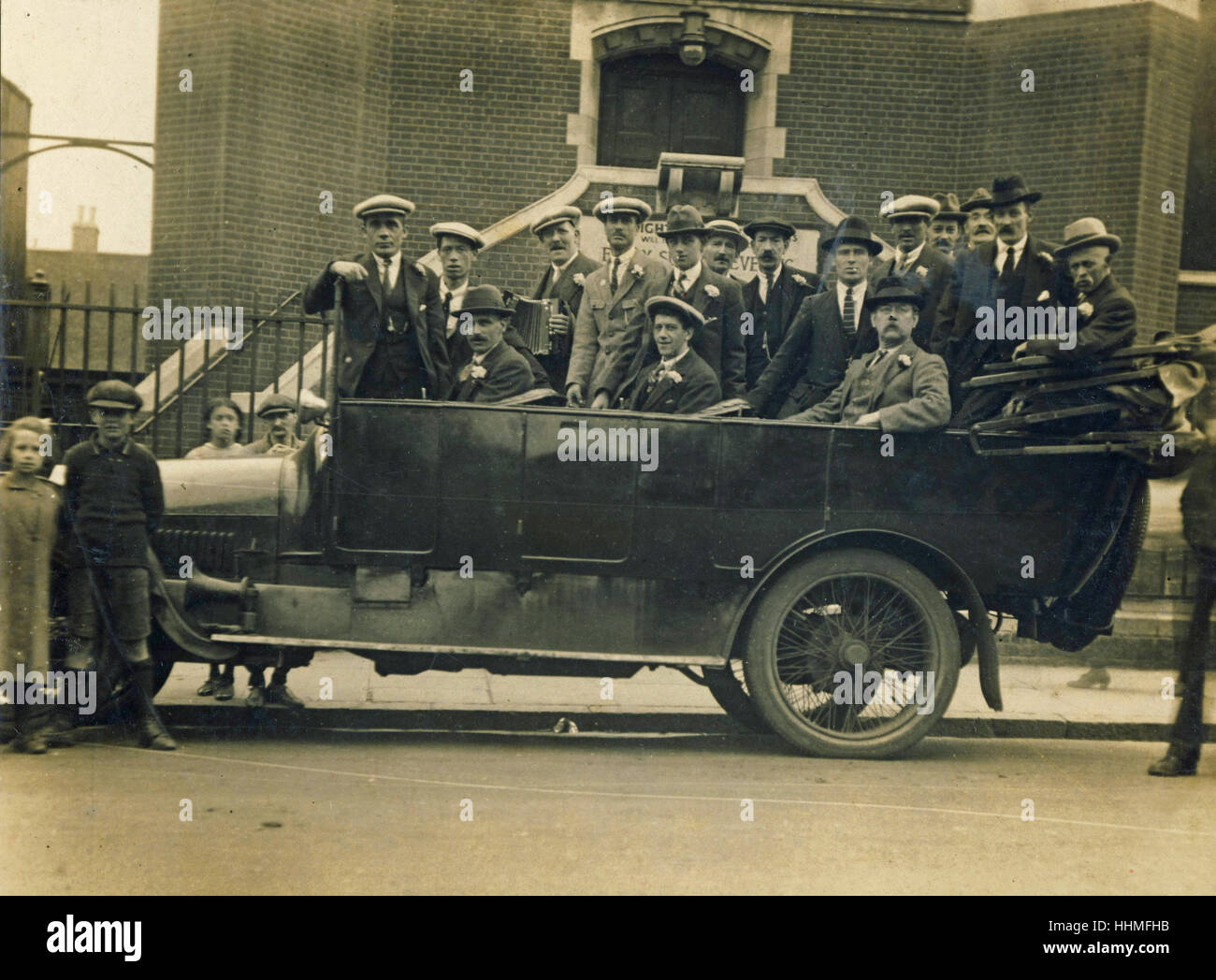 Historisches Archiv Bild der Männer gehen auf Ausflug in offenen Fahrzeug c1920s Stockfoto