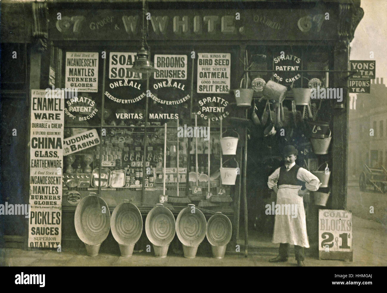 Historisches Archiv Bild der Ladenbesitzer außerhalb Lebensmittelhändlers Shop c1910s Stockfoto