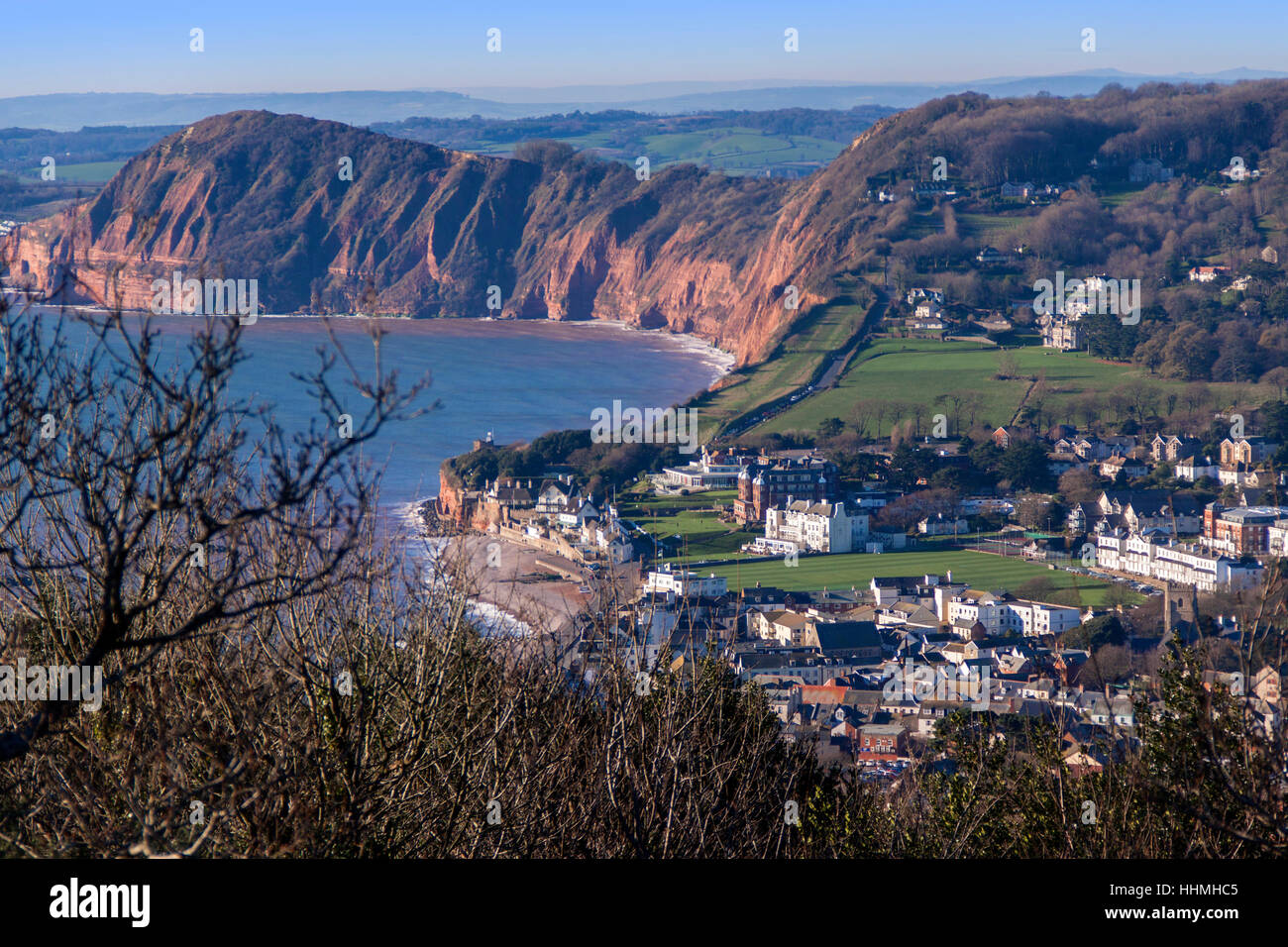 Blick über die Stadt und das Meer in Sidmouth, Devon, aus Salcombe Cliff Hill, dabei die roten Sandsteinfelsen, Jurassic Coast Stockfoto