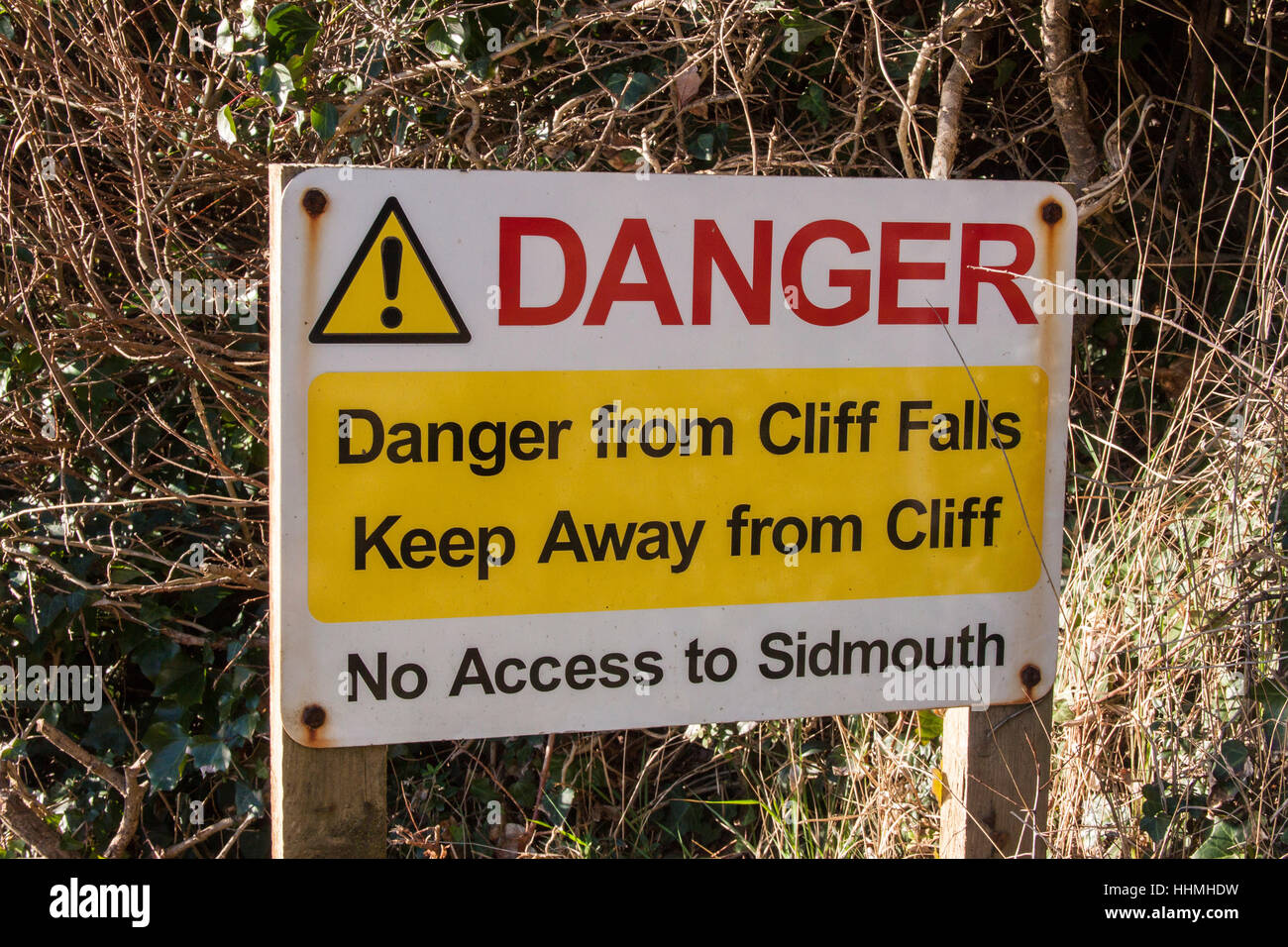 Cliff unterschreibt vor Salcombe Mund, Devon, Warnung vor fallenden Klippen und die Gefahr der steigenden Gezeiten. Kein Zugriff auf Sidmouth. Stockfoto