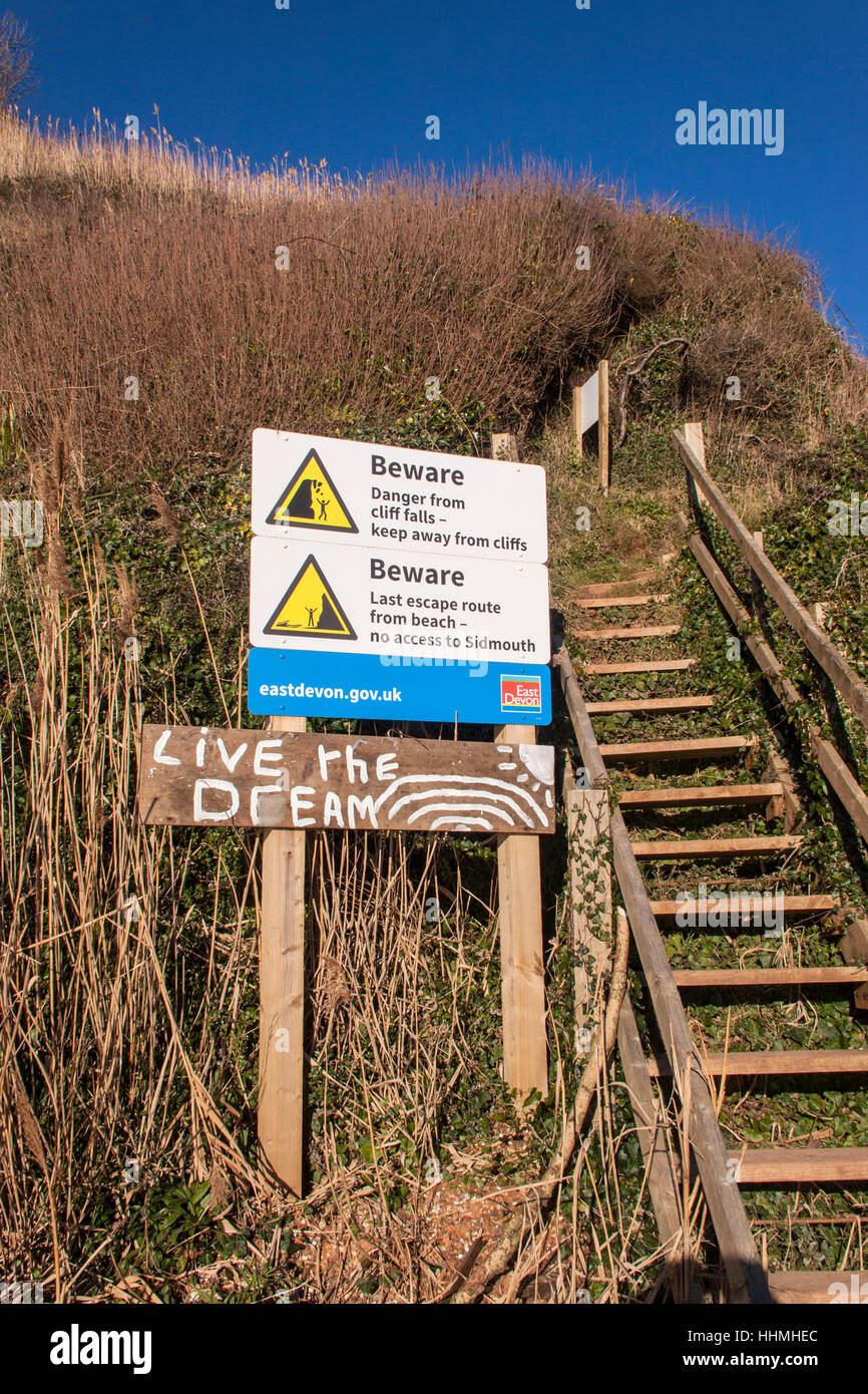 Cliff unterschreibt vor Salcombe Mund, Devon, Warnung vor fallenden Klippen und die Gefahr der steigenden Gezeiten. Kein Zugriff auf Sidmouth. Stockfoto