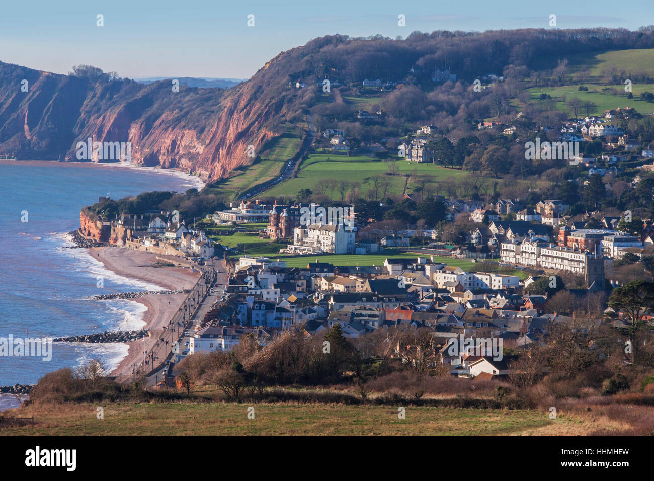Sidmouth. Blick über die Stadt und das Meer in Sidmouth, Devon, aus Salcombe Cliff Hill, dabei die roten Sandsteinfelsen des Juras Stockfoto