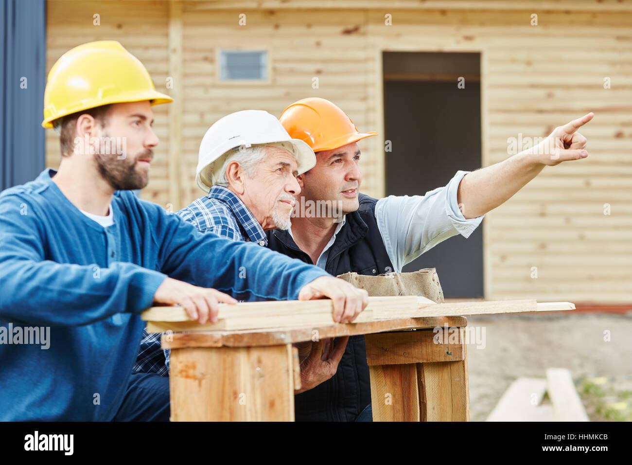Handwerker in Teamarbeit auf Holzkonstruktion Stockfoto