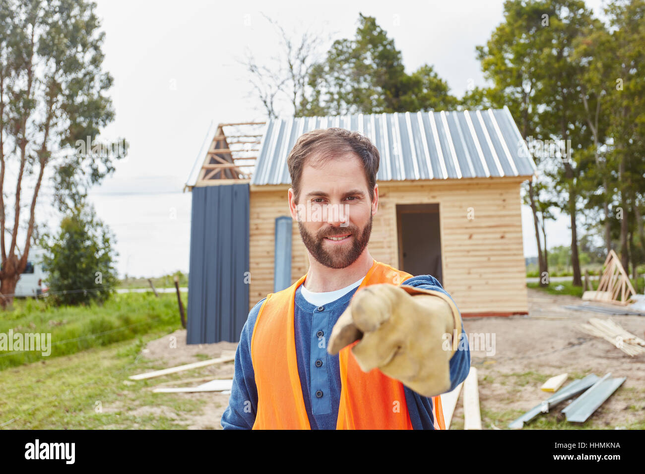 Arbeiterin auf Baustelle auf Kamera mit Finger zeigen Stockfoto