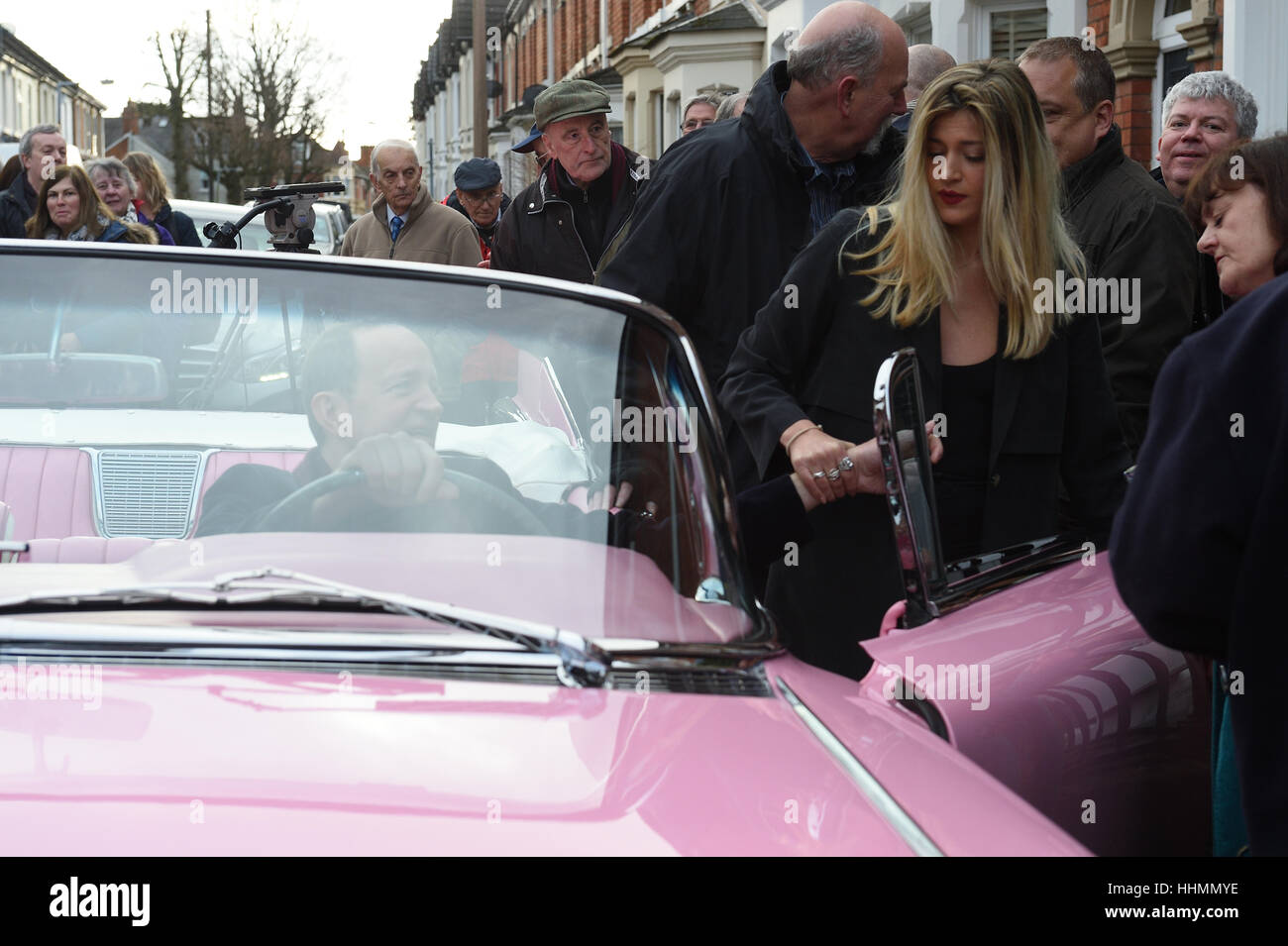 Jason Dors-See und Ruby Lake entschleiern blaue Plakette zu Jasons Mutter und Großmutter Rubys Diana Dors in Swindon Januar 2017 Stockfoto